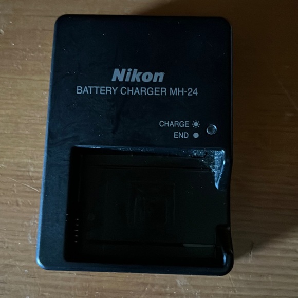 Nikon Battery Charger - Picture 1 of 2